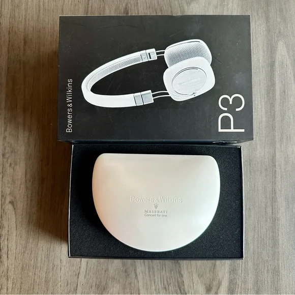 Bowers & Wilkins P3 Headphones - White and Gray - Picture 5 of 9